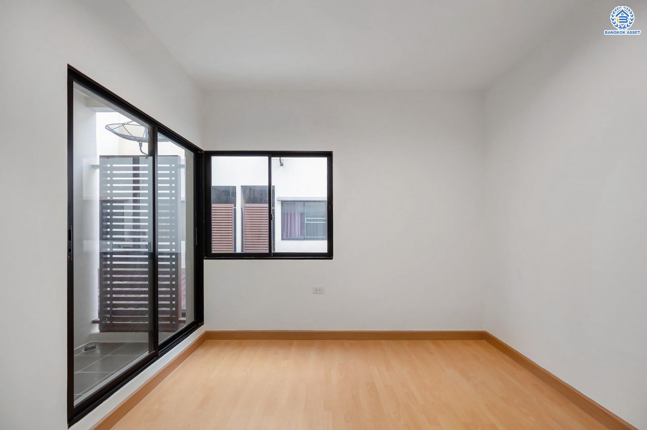 บ้านมือสองตกแต่งใหม่ โครงการ ซิกเนเจอร์ เพชรเกษม69 เนื้อที่ 17.6 ตร.ว. ฟังก์ชัน 3 ห้องนอน 3 ห้องน้ำ จอดรถได้ 1 คัน บ้านสภาพสวย บนทำเลเดินทางสะดวก เชื่อมต่อถนนเพชรเกษม, ถนนกาญจนาภิเษก, ถนนพุทธมณฑลสาย 2 และ 3 ใกล้รถไฟฟ้าสายสีน้ำเงิน "สถานีหลักสอง" ในราคาสุดคุ้ม!...